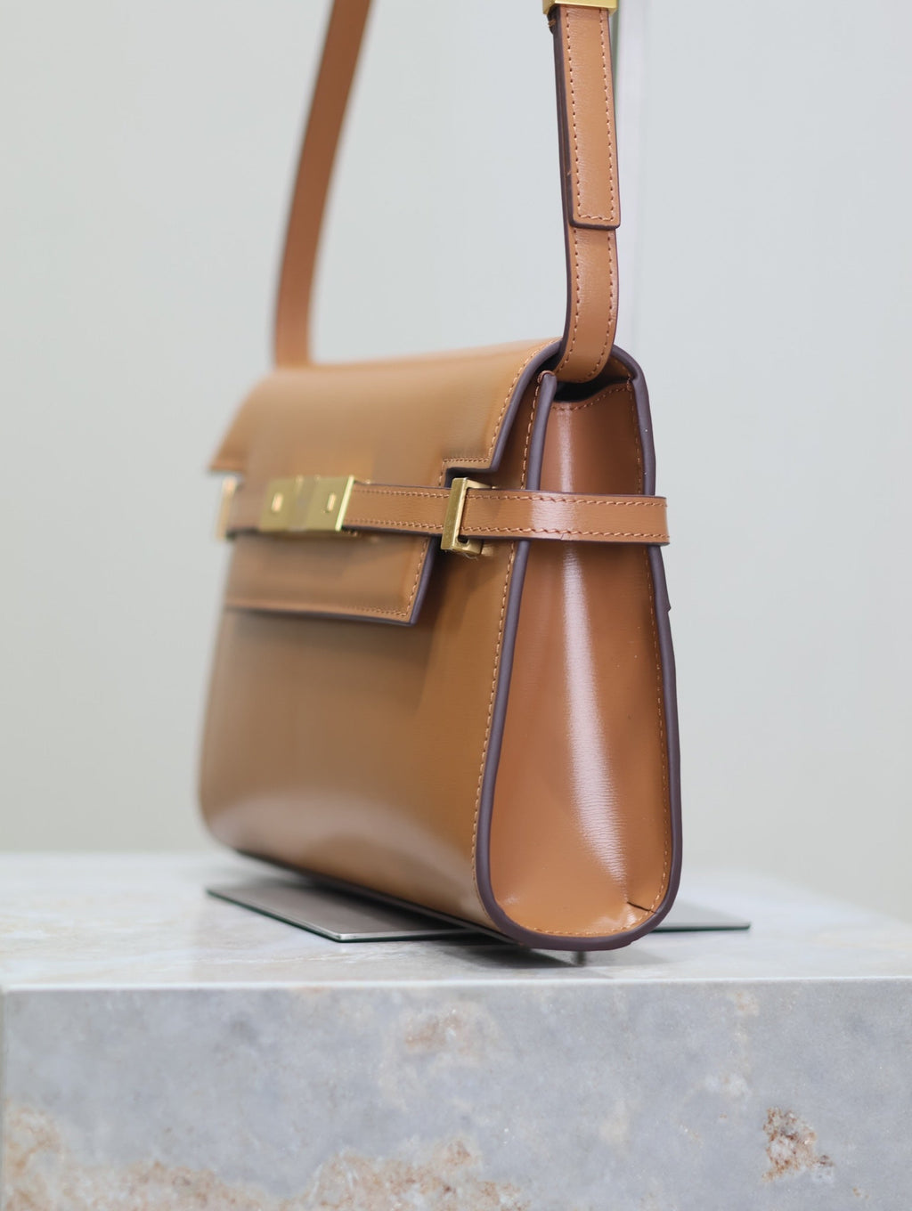 MANHATTAN SMALL 24 IN BRONZEBRAUN KALBSLEDER GOLDENE BESCHLÄGE