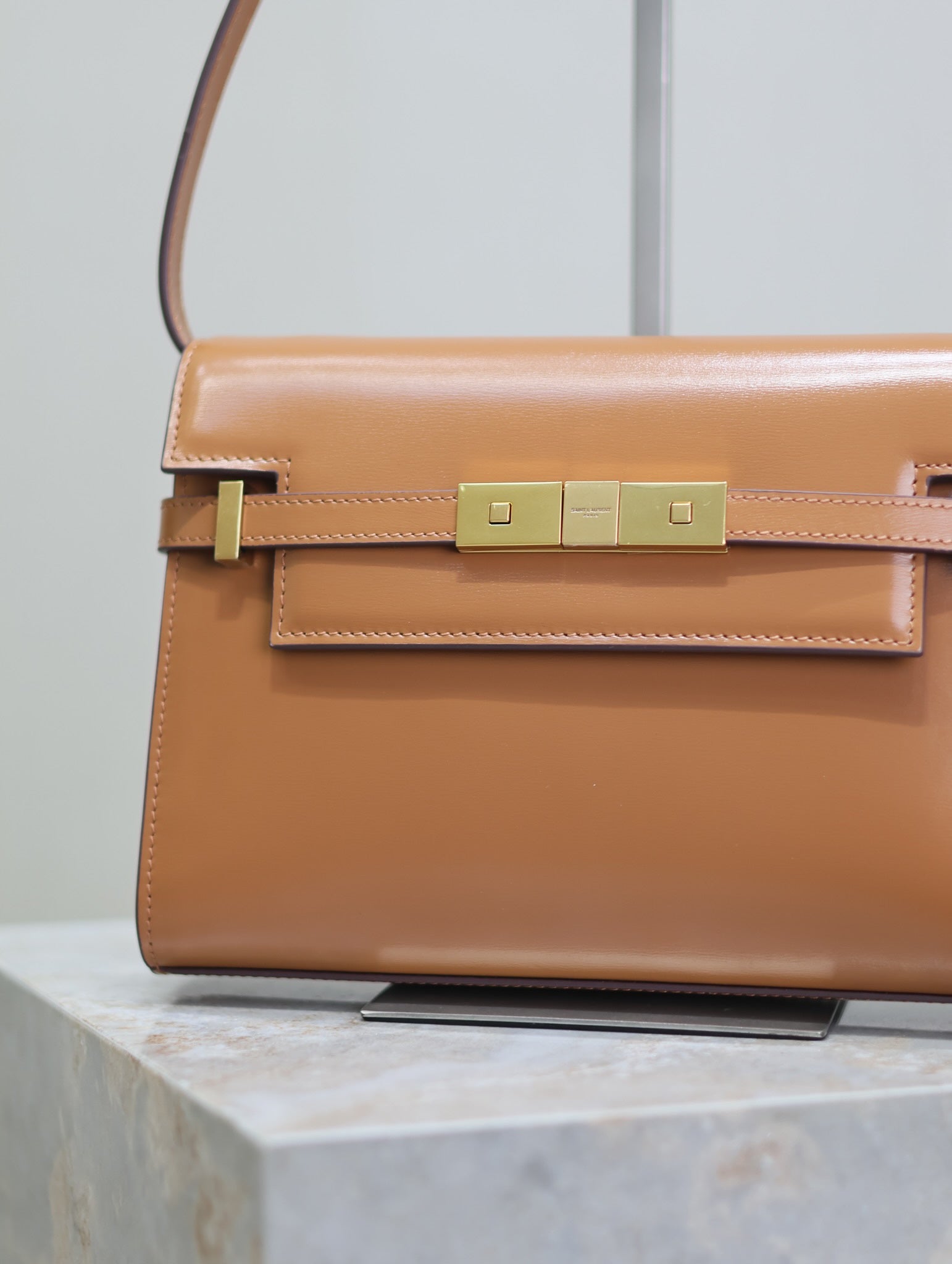 MANHATTAN SMALL 24 IN BRONZEBRAUN KALBSLEDER GOLDENE BESCHLÄGE