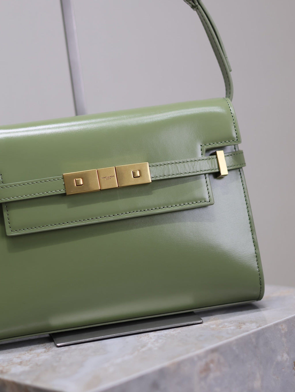 MANHATTAN SMALL 24 IN OLIVE GROßES LAMMLEDER GOLDENE BESCHLÄGE