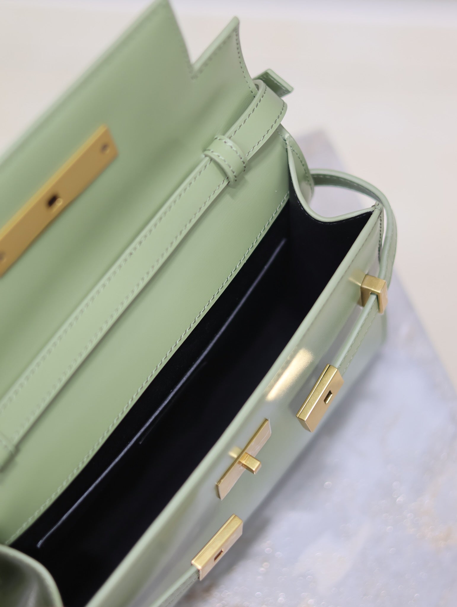 MANHATTAN SMALL 24 IN OLIVE GROßES LAMMLEDER GOLDENE BESCHLÄGE