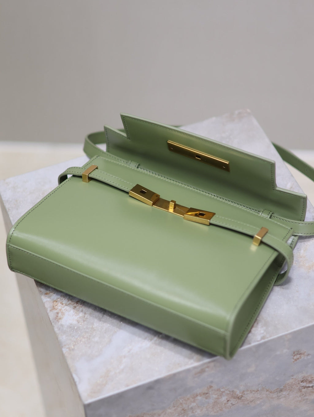 MANHATTAN SMALL 24 IN OLIVE GROßES LAMMLEDER GOLDENE BESCHLÄGE