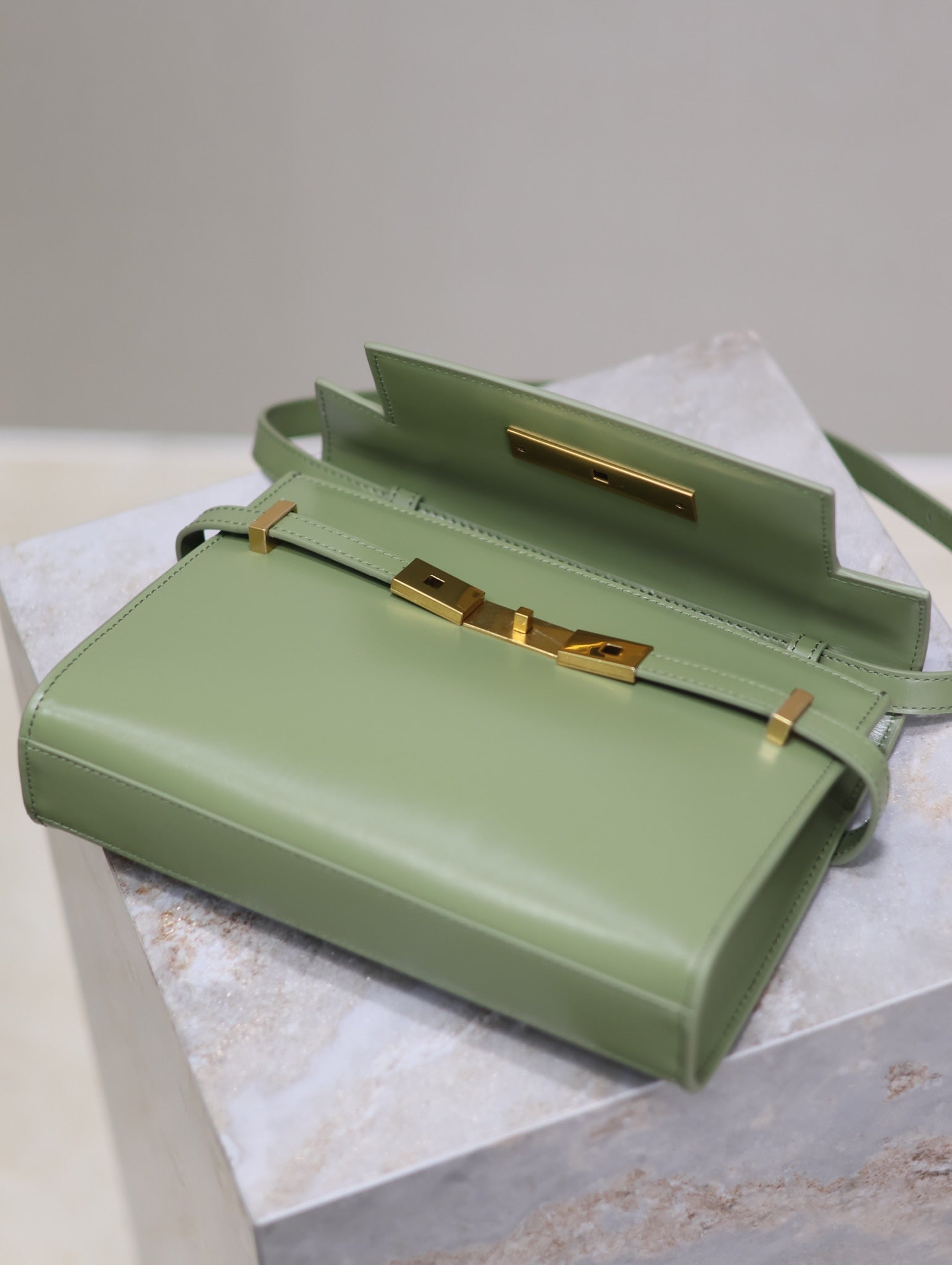 MANHATTAN SMALL 24 IN OLIVE GROßES LAMMLEDER GOLDENE BESCHLÄGE