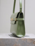 MANHATTAN SMALL 24 IN OLIVE GROßES LAMMLEDER GOLDENE BESCHLÄGE