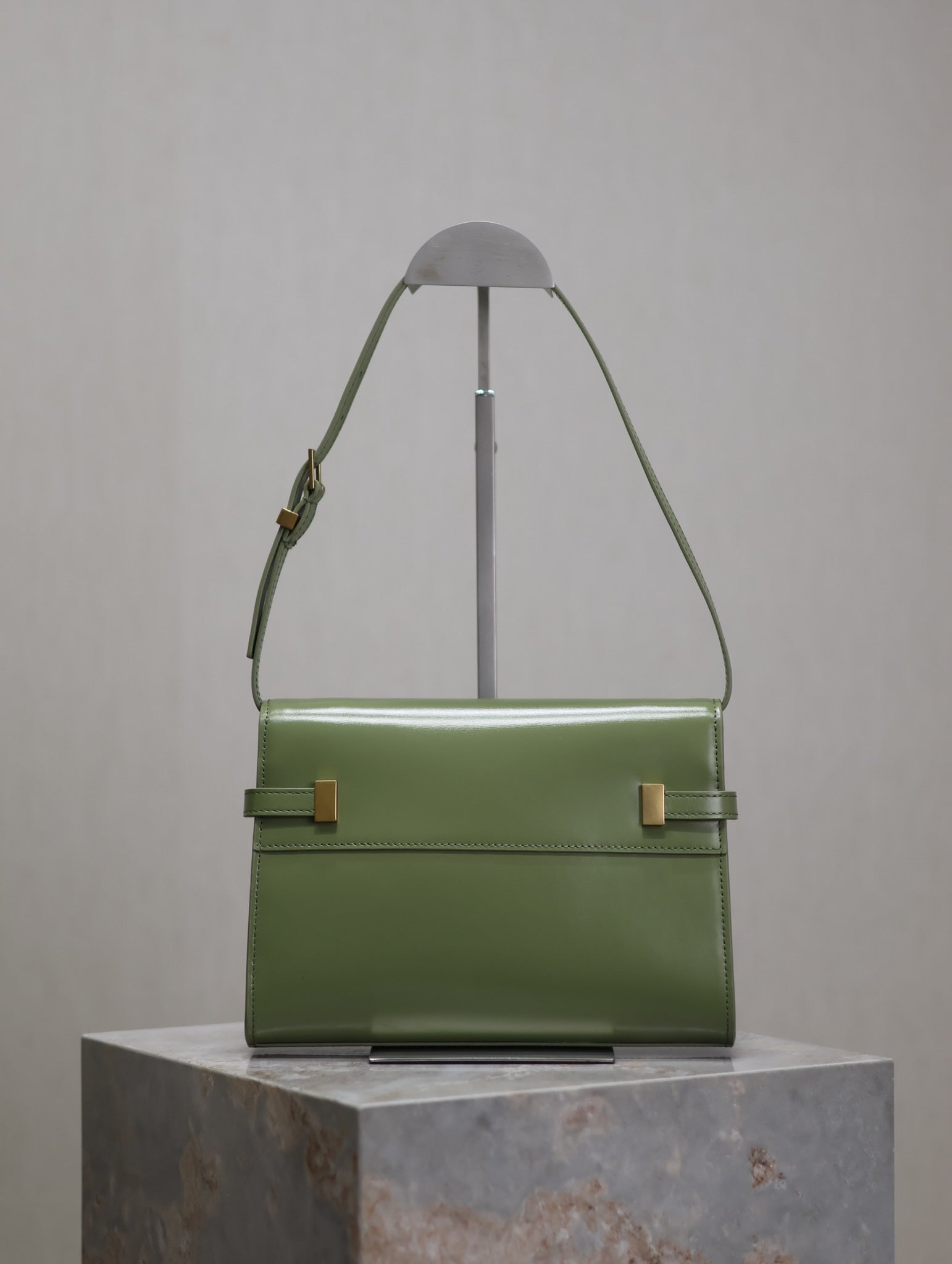 MANHATTAN SMALL 24 IN OLIVE GROßES LAMMLEDER GOLDENE BESCHLÄGE