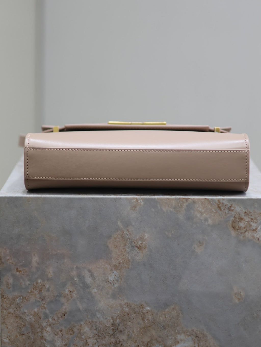 MANHATTAN SMALL 24 IN DUNKELBEIGE GLATTES LAMMLEDER GOLDENE BESCHLÄGE