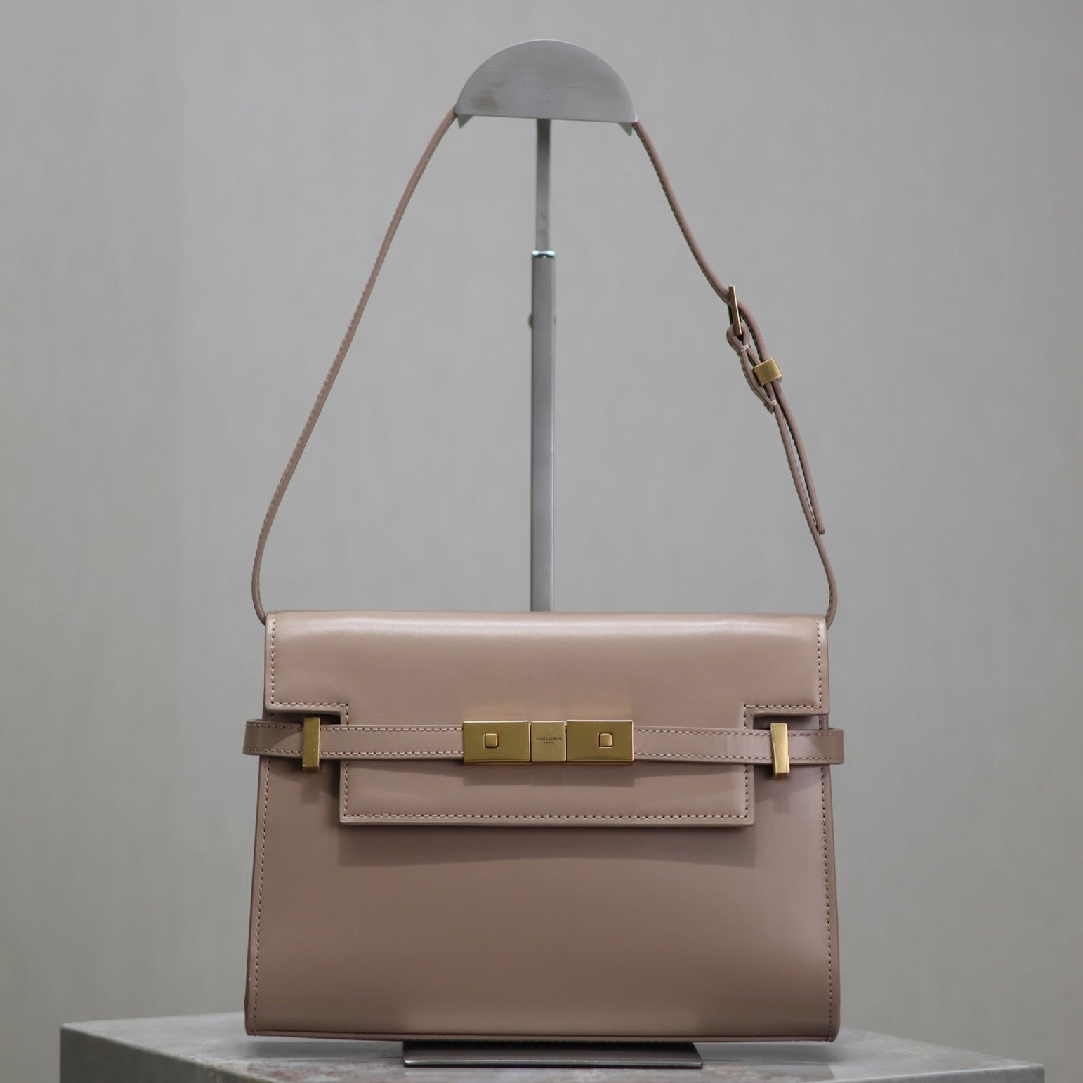 MANHATTAN SMALL 24 IN DUNKELBEIGE GLATTES LAMMLEDER GOLDENE BESCHLÄGE