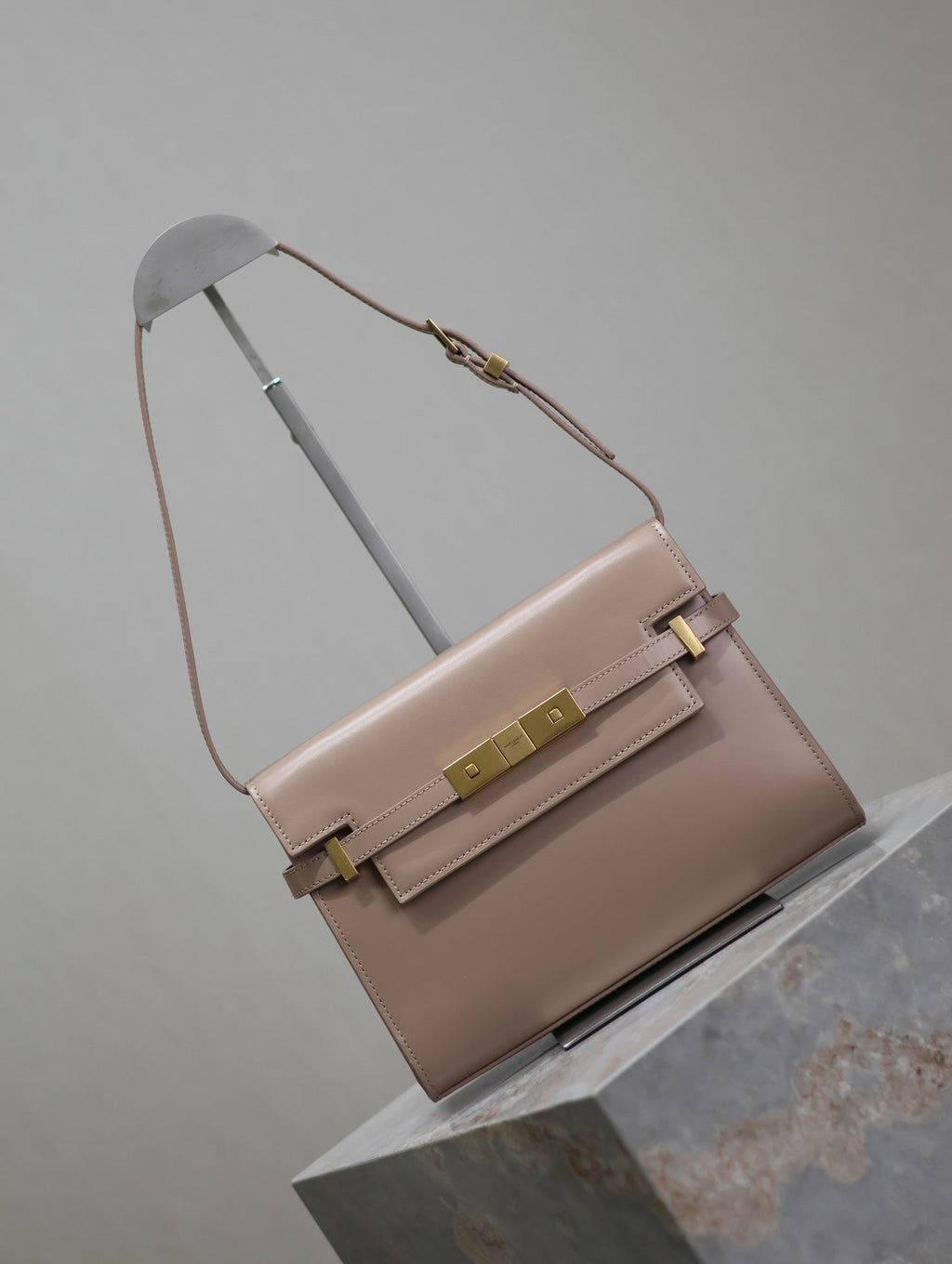 MANHATTAN SMALL 24 IN DUNKELBEIGE GLATTES LAMMLEDER GOLDENE BESCHLÄGE