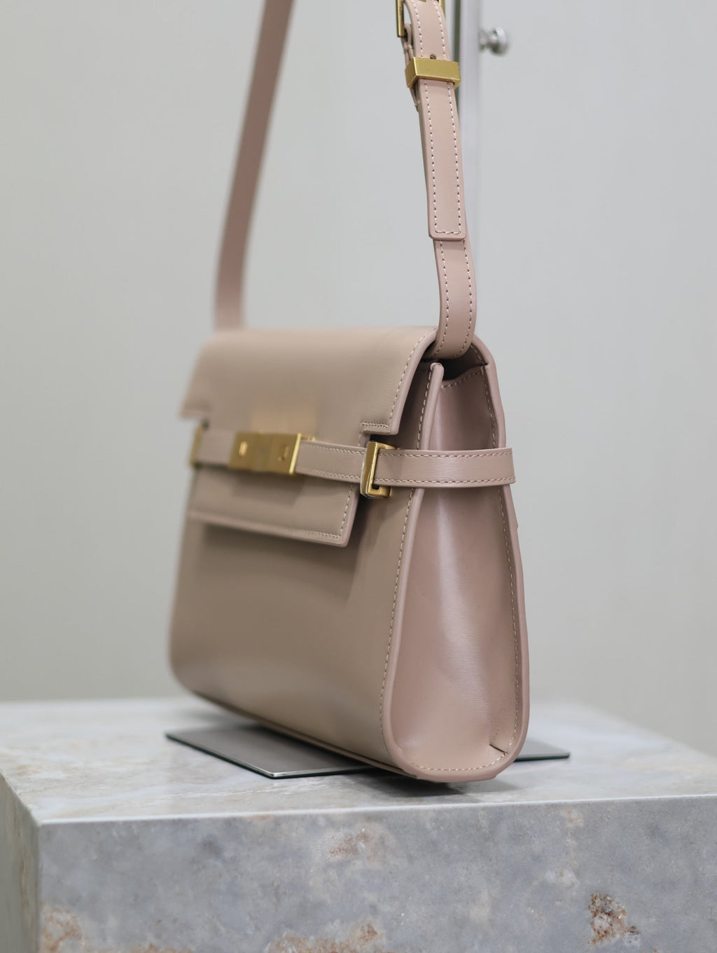 MANHATTAN SMALL 24 IN DUNKELBEIGE GLATTES LAMMLEDER GOLDENE BESCHLÄGE