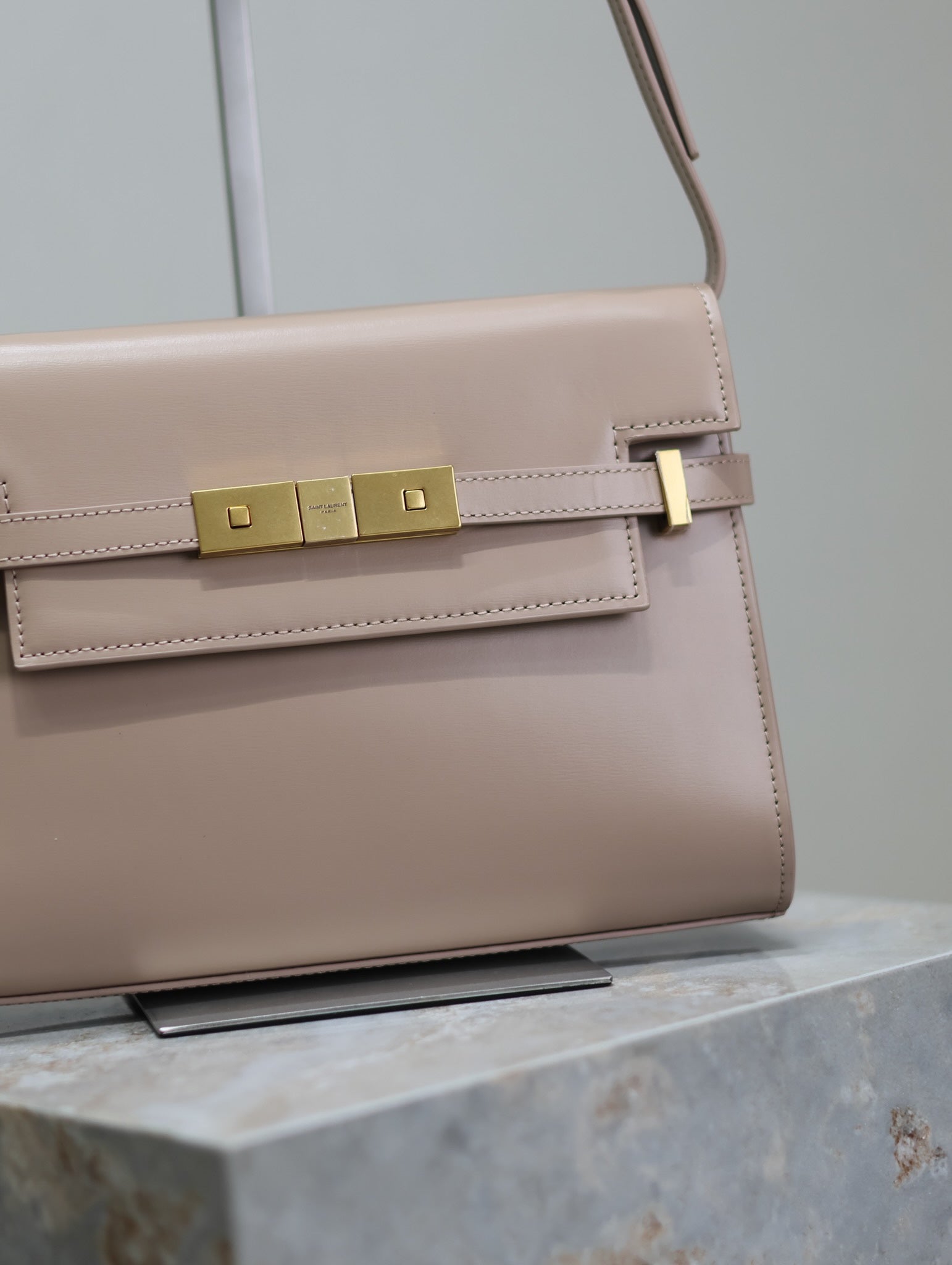 MANHATTAN SMALL 24 IN DUNKELBEIGE GLATTES LAMMLEDER GOLDENE BESCHLÄGE