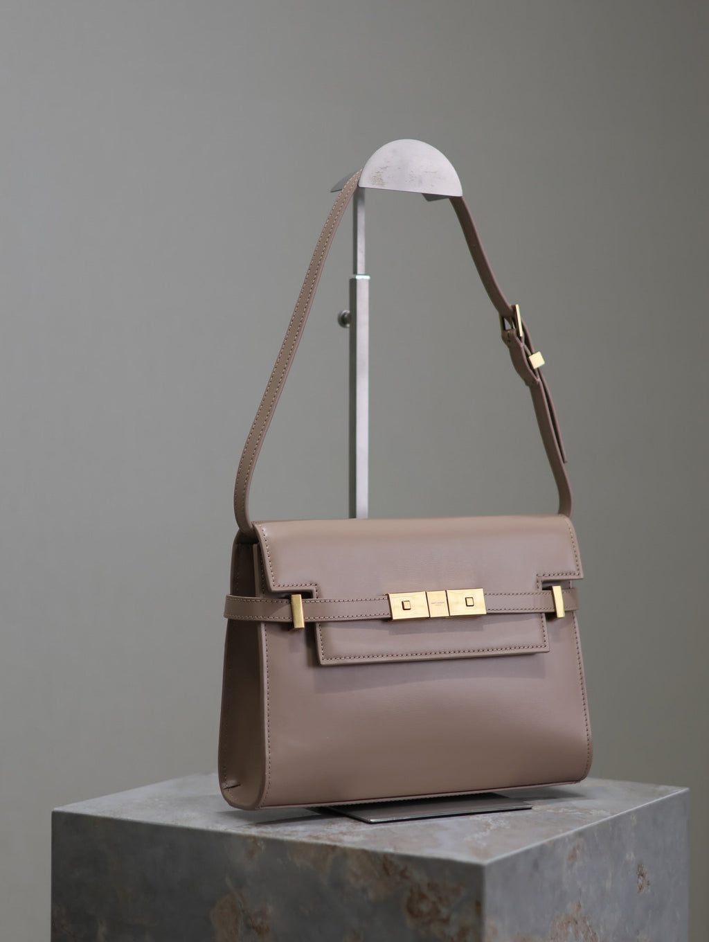 MANHATTAN SMALL 24 IN DUNKELBEIGE GLATTES LAMMLEDER GOLDENE BESCHLÄGE