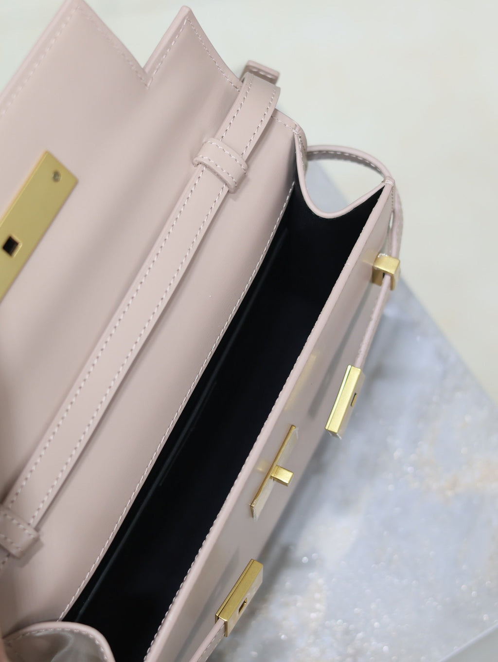 MANHATTAN SMALL 24 IN DUNKELBEIGE GLATTES LAMMLEDER GOLDENE BESCHLÄGE