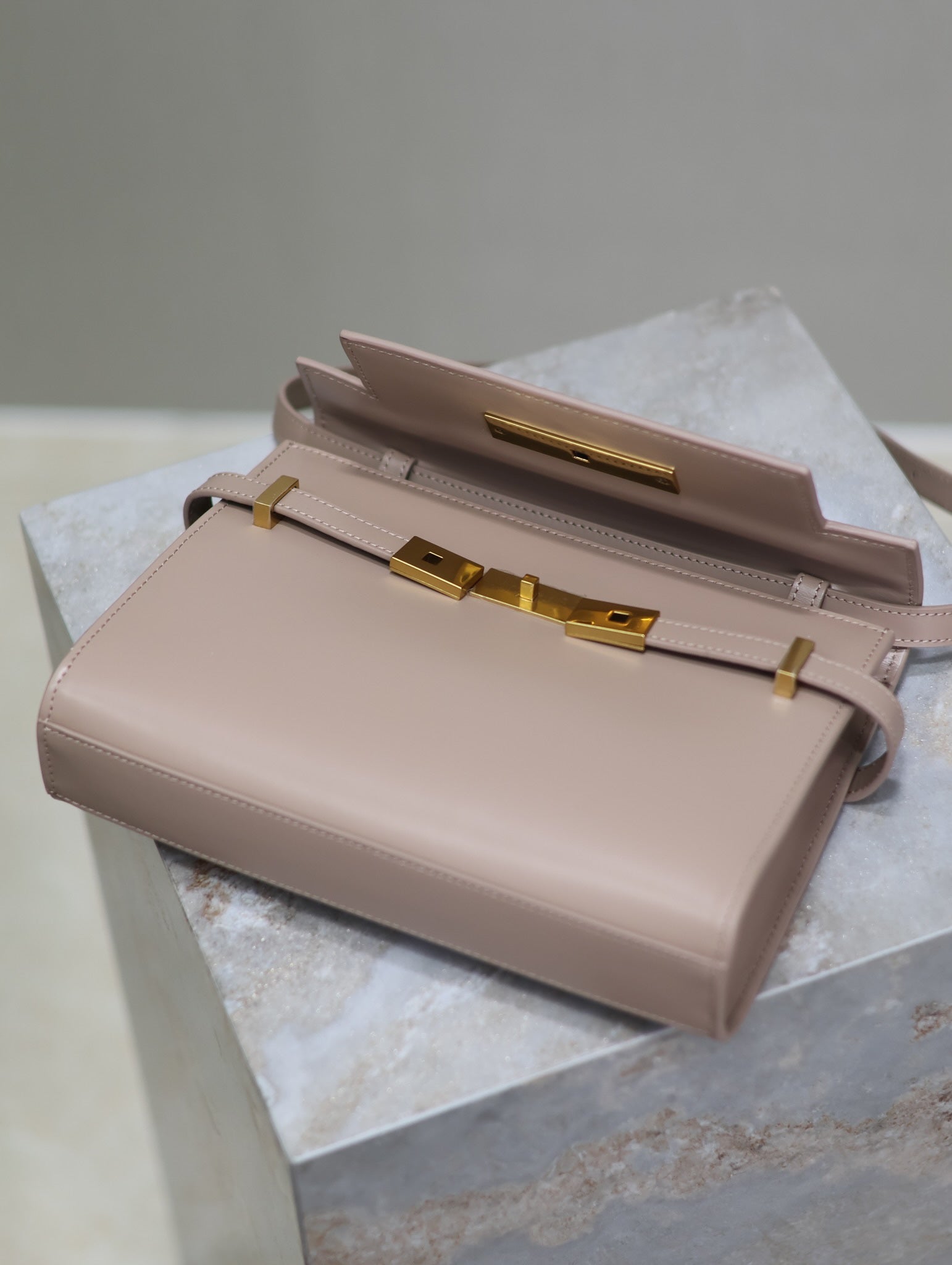 MANHATTAN SMALL 24 IN DUNKELBEIGE GLATTES LAMMLEDER GOLDENE BESCHLÄGE