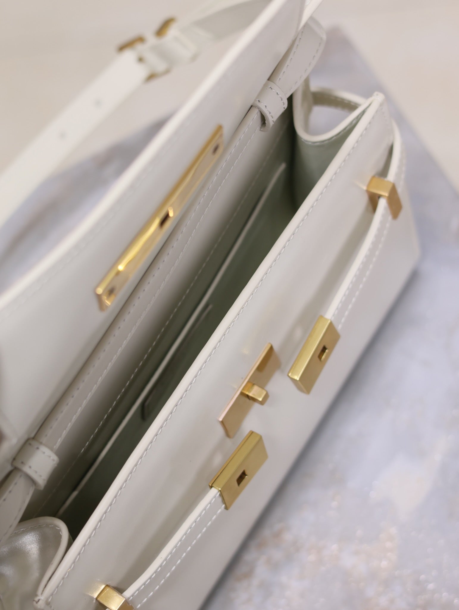 MANHATTAN KLEIN 24 ZOLL WEISS GLATTES LAMMLEDER GOLDENE BESCHLÄGE