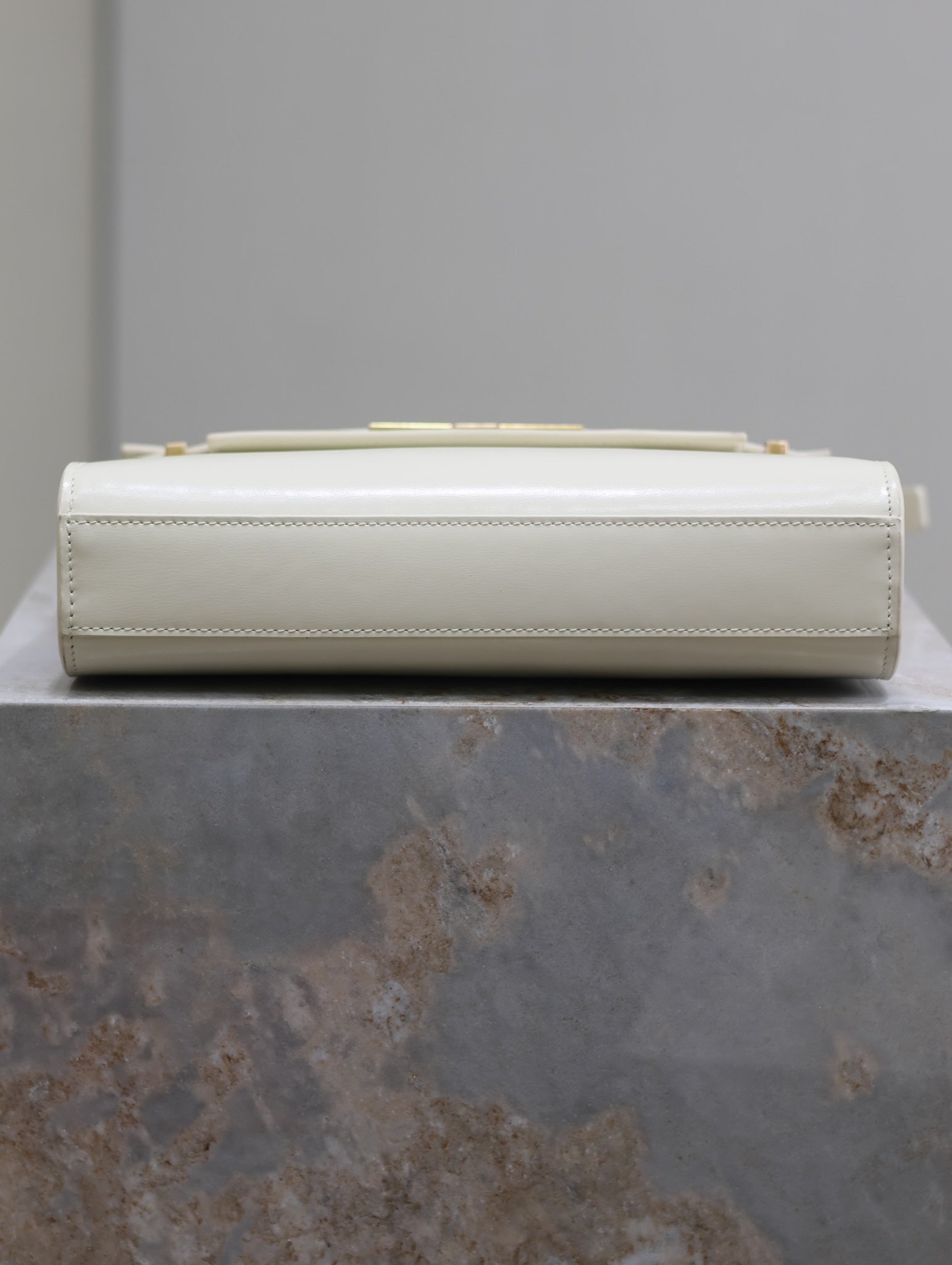 MANHATTAN KLEIN 24 ZOLL WEISS GLATTES LAMMLEDER GOLDENE BESCHLÄGE