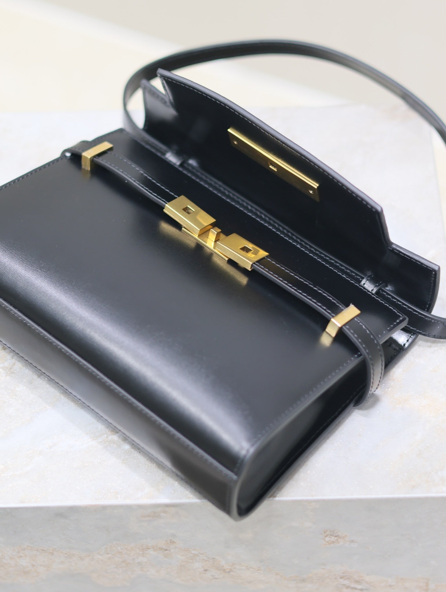 MANHATTAN KLEIN 24 ZOLL SCHWARZES GLATTES LAMMLEDER GOLDENE BESCHLÄGE