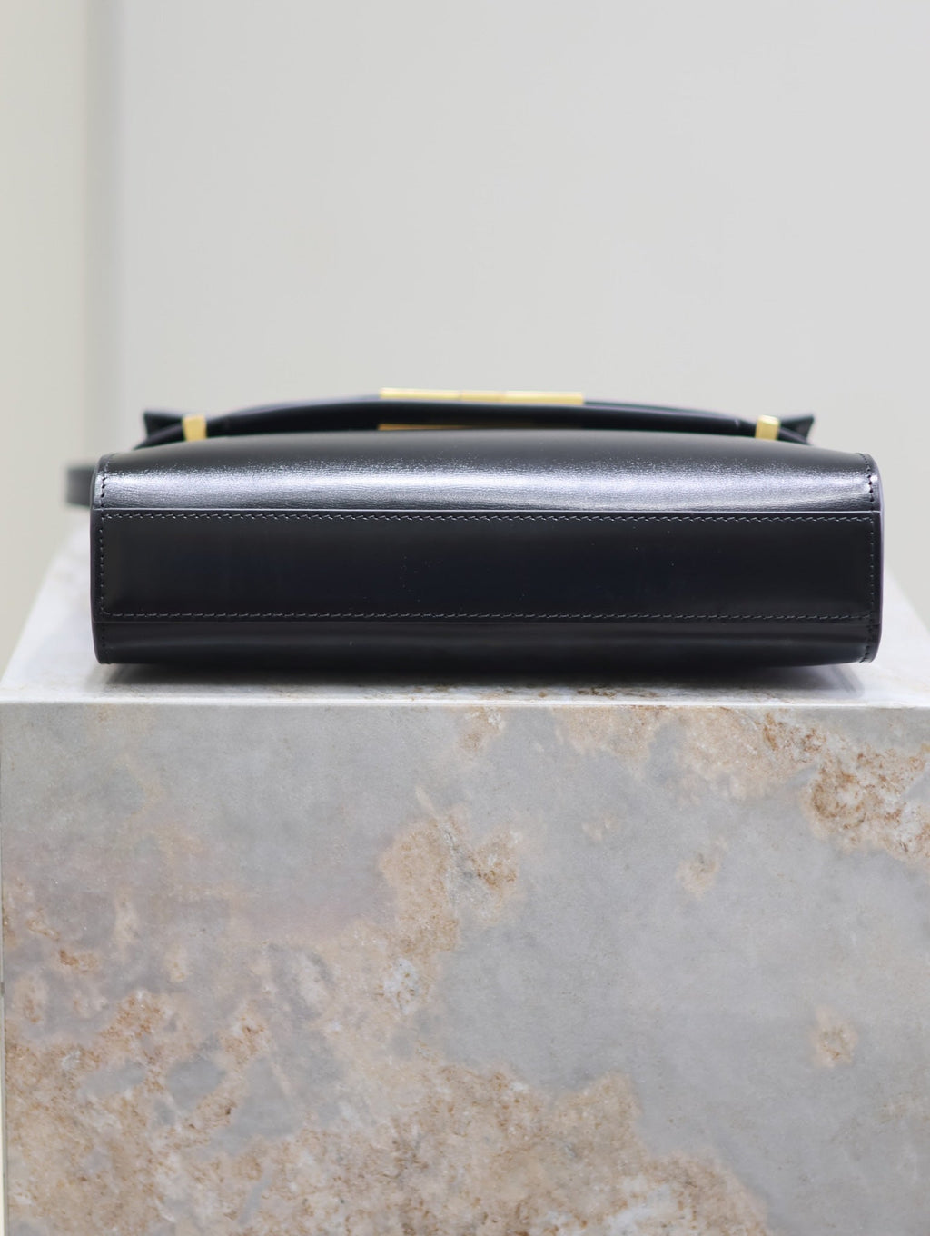 MANHATTAN KLEIN 24 ZOLL SCHWARZES GLATTES LAMMLEDER GOLDENE BESCHLÄGE