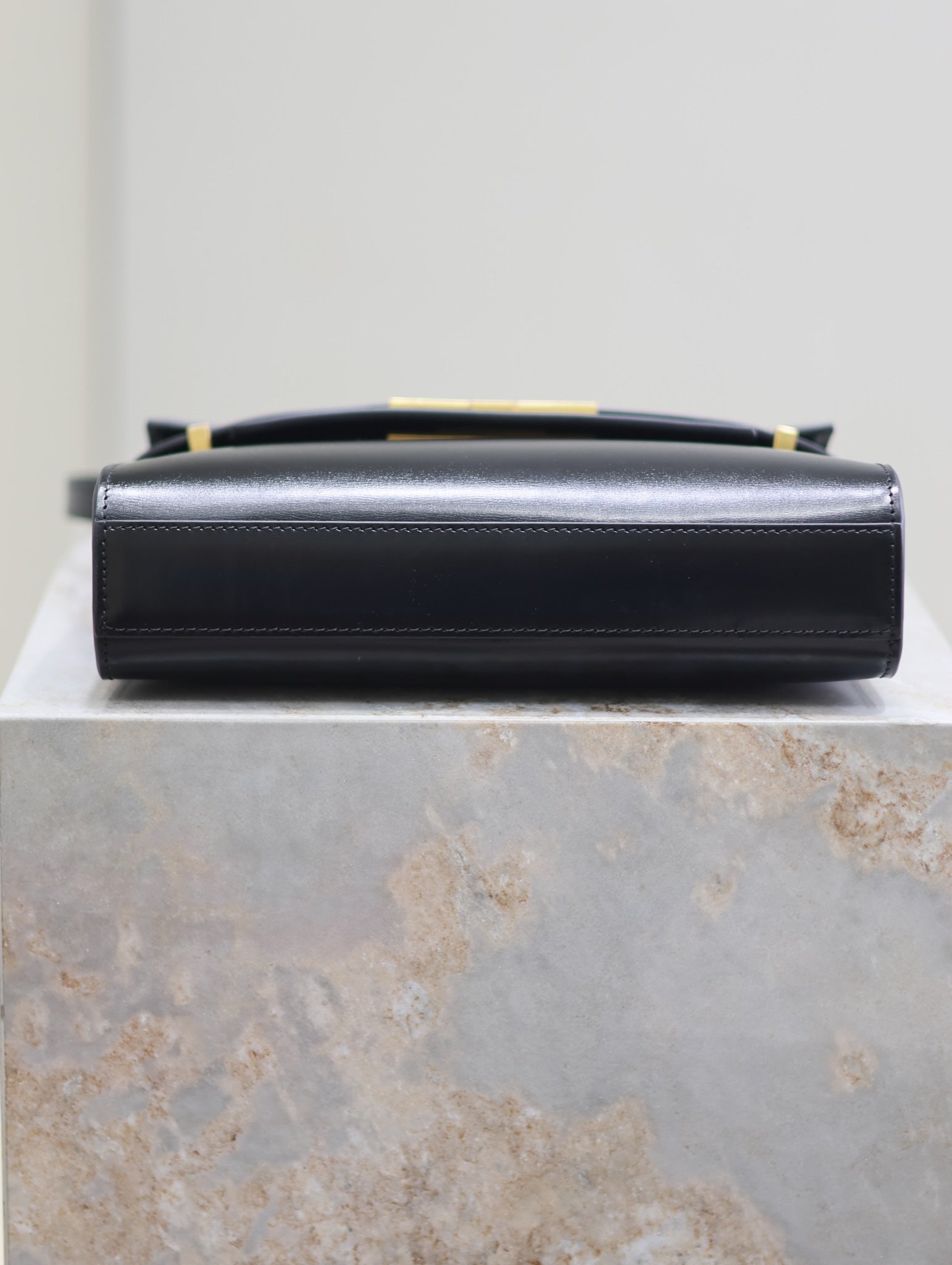 MANHATTAN KLEIN 24 ZOLL SCHWARZES GLATTES LAMMLEDER GOLDENE BESCHLÄGE