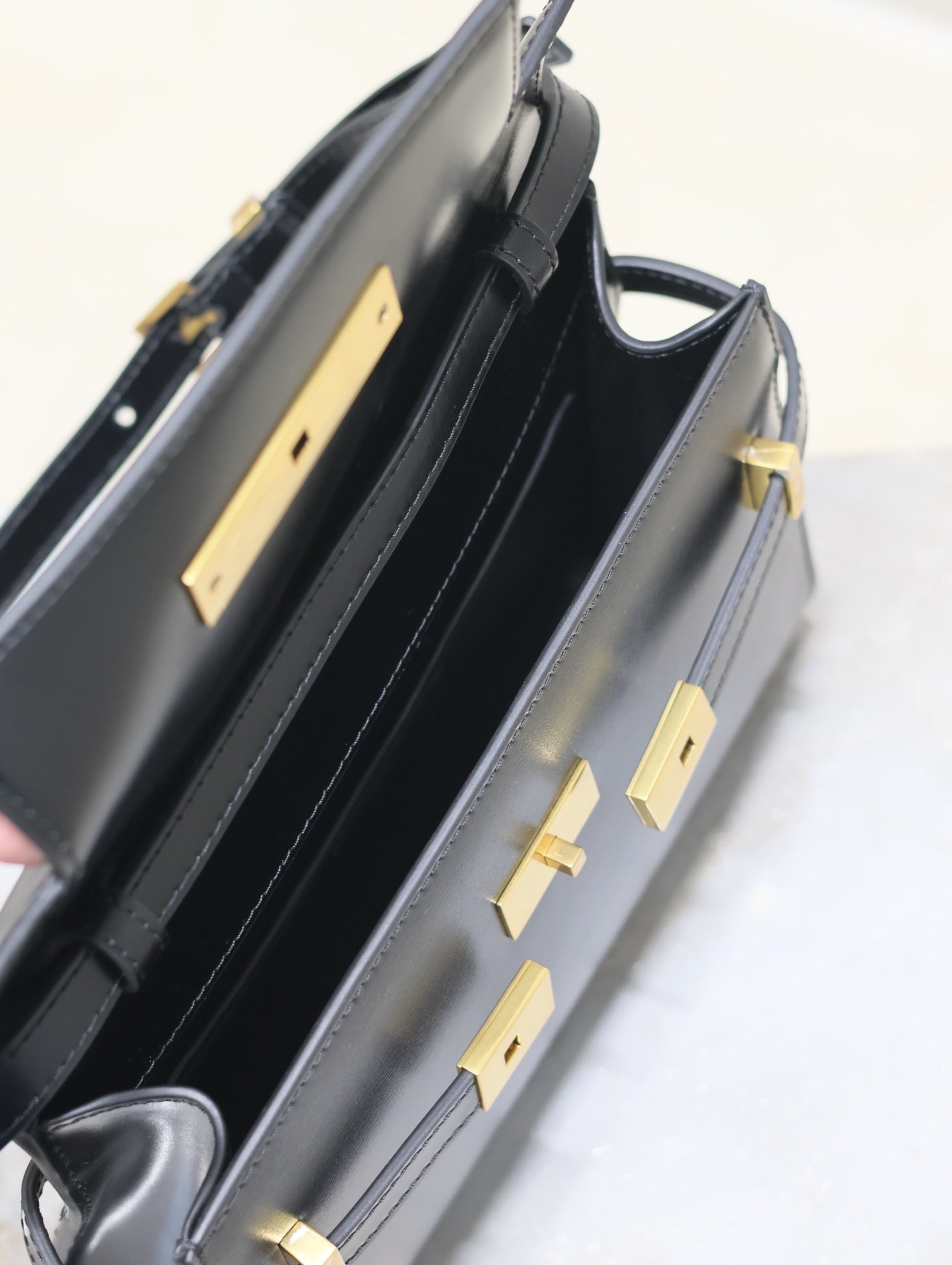 MANHATTAN KLEIN 24 ZOLL SCHWARZES GLATTES LAMMLEDER GOLDENE BESCHLÄGE