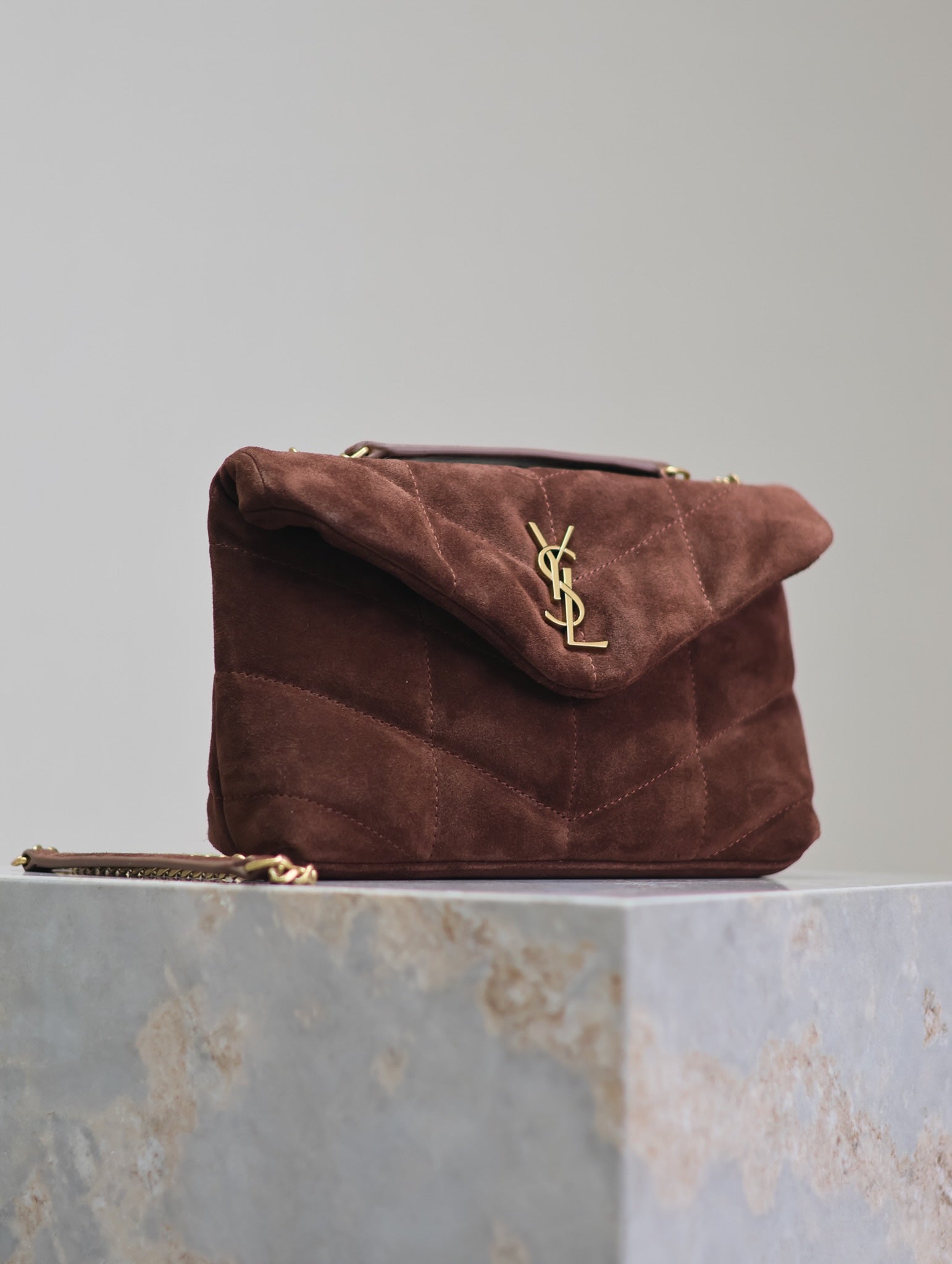 PUFFER TOY 23 IN WALNUSSBRAUNES WILDLEDER GOLDENE BESCHLÄGE