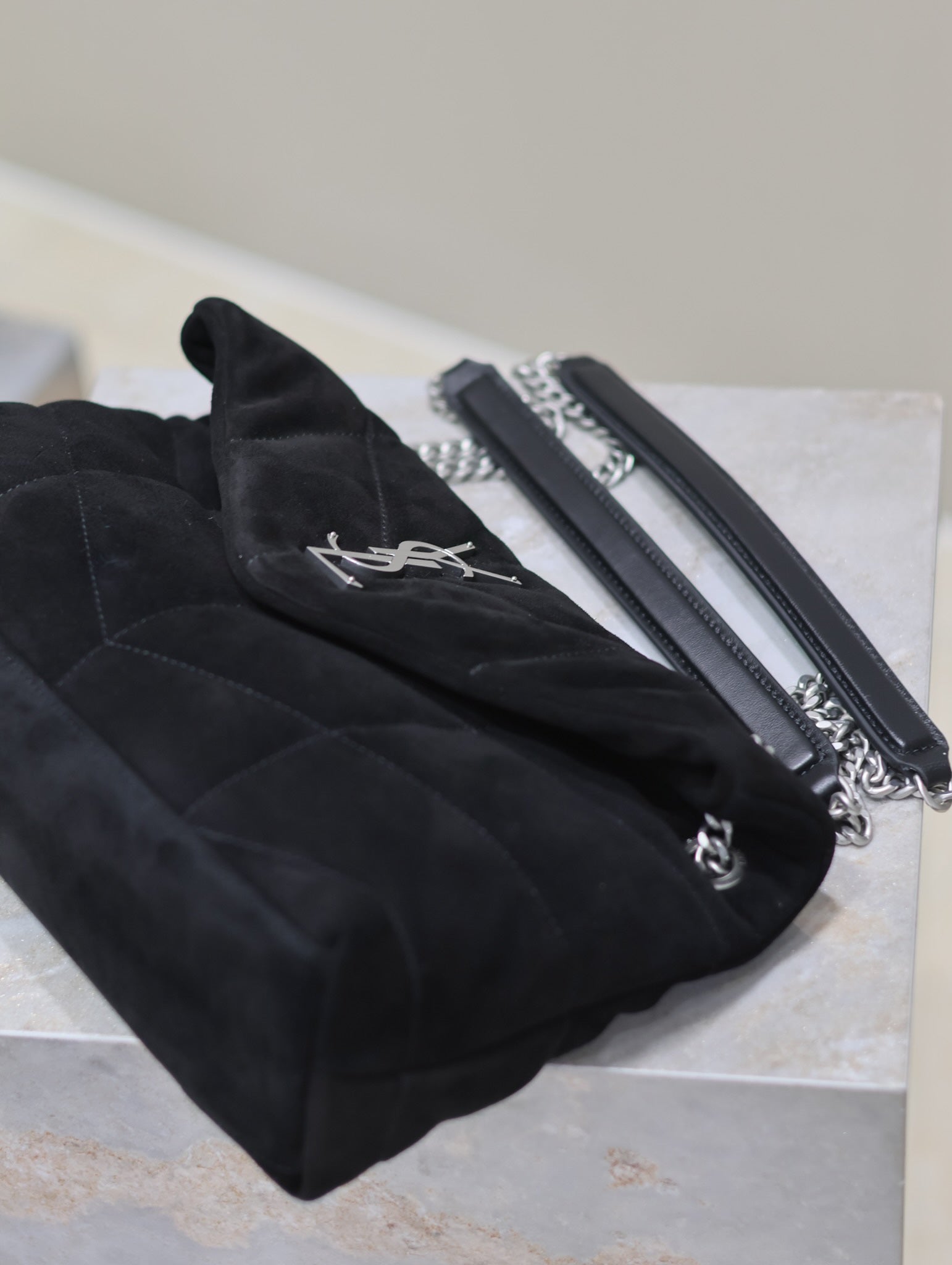 PUFFER SMALL 29 IN BLACK SUEDE SILBERNE HALSBESCHLÄGE