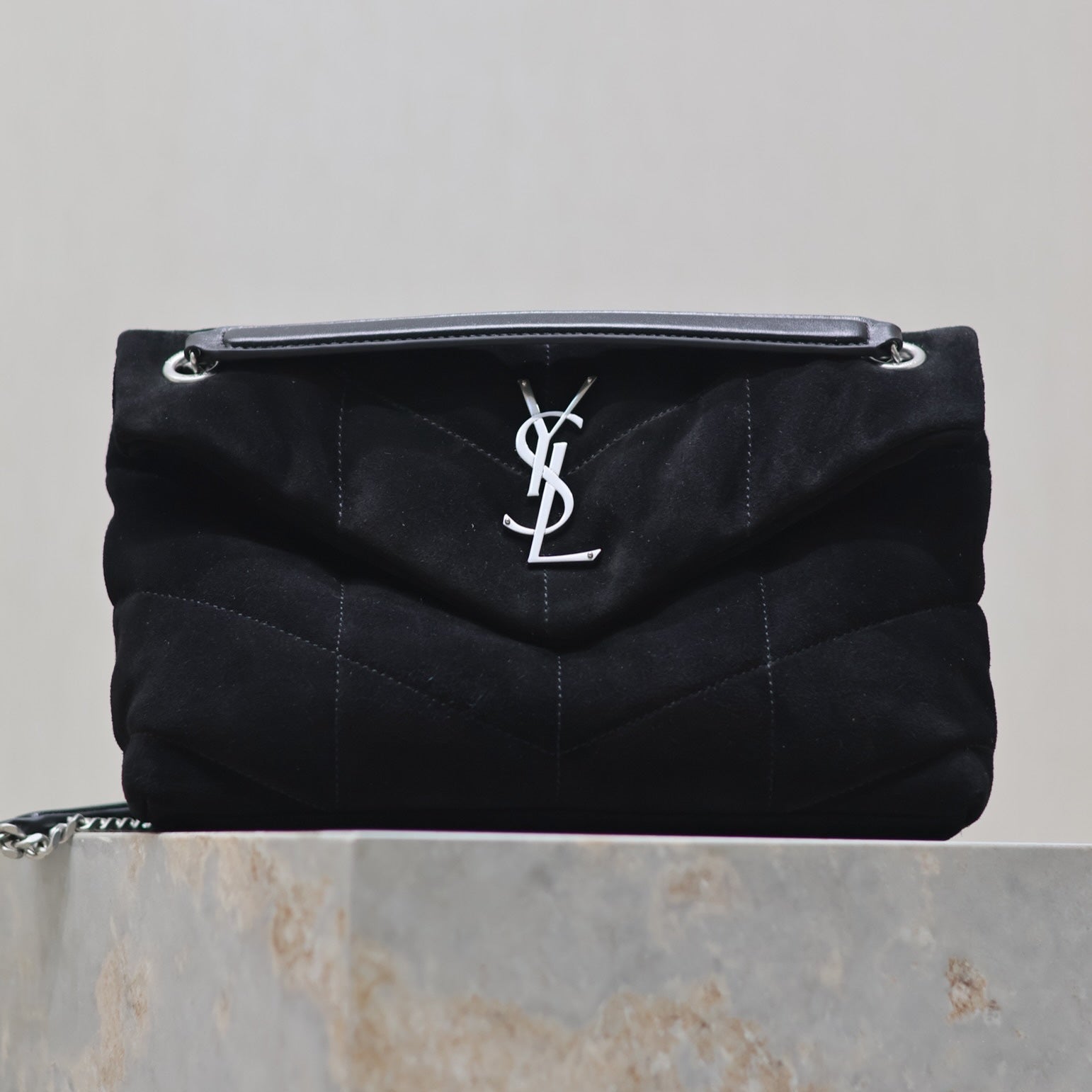 PUFFER SMALL 29 IN BLACK SUEDE SILBERNE HALSBESCHLÄGE