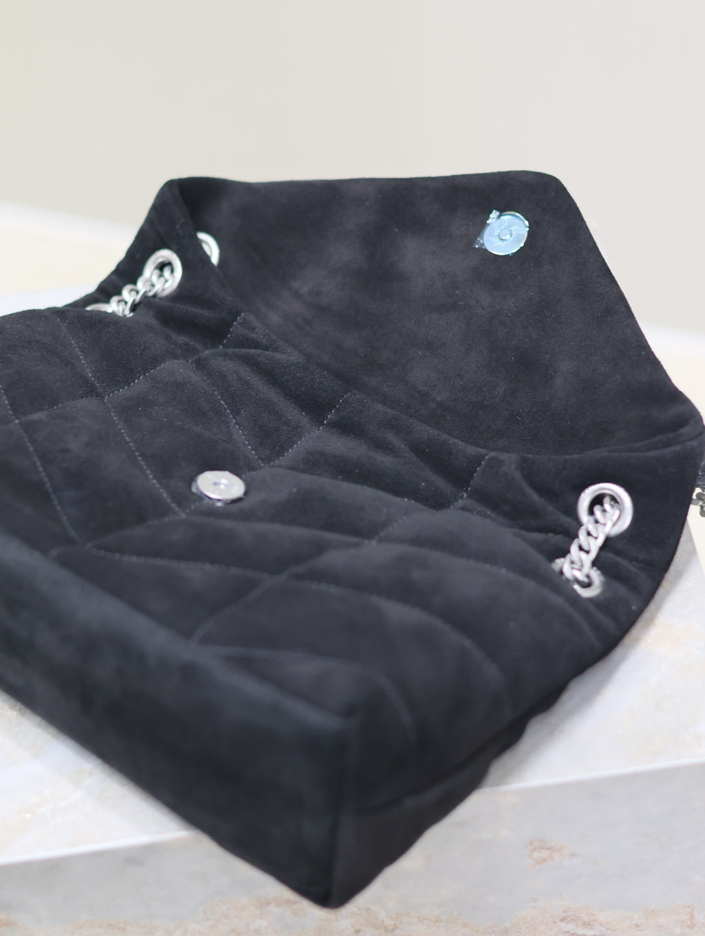 PUFFER SMALL 29 IN BLACK SUEDE SILBERNE HALSBESCHLÄGE