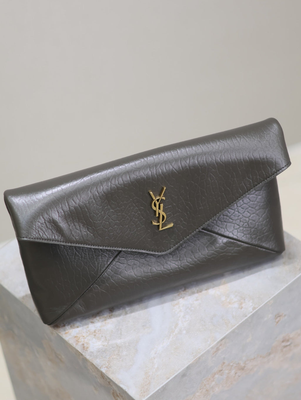 ENVELOPE CLUTCH 29 IN KOMBU GREEN LAMBSKOTLEDER KUPFERLOGO