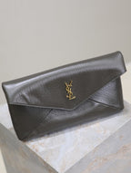 ENVELOPE CLUTCH 29 IN KOMBU GREEN LAMBSKOTLEDER KUPFERLOGO