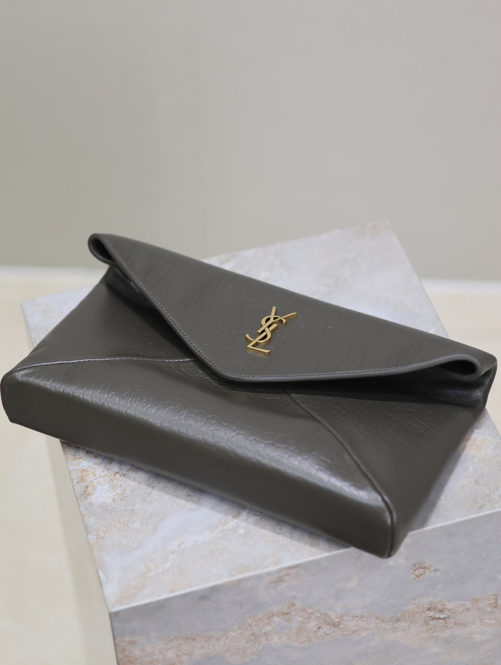 ENVELOPE CLUTCH 29 IN KOMBU GREEN LAMBSKOTLEDER KUPFERLOGO