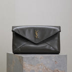 ENVELOPE CLUTCH 29 IN KOMBU GREEN LAMBSKOTLEDER KUPFERLOGO