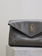 ENVELOPE CLUTCH 29 IN KOMBU GREEN LAMBSKOTLEDER KUPFERLOGO