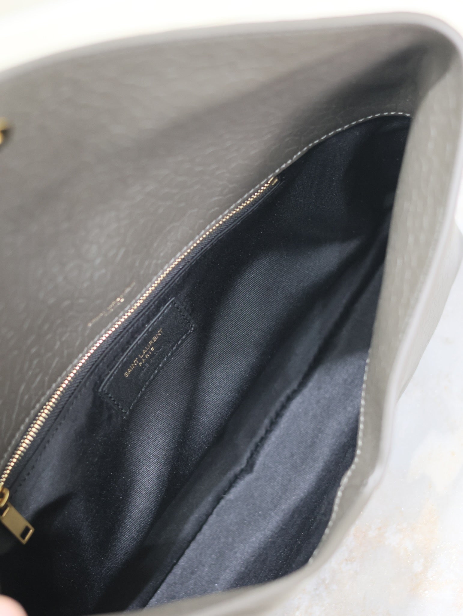 ENVELOPE CLUTCH 29 IN KOMBU GREEN LAMBSKOTLEDER KUPFERLOGO