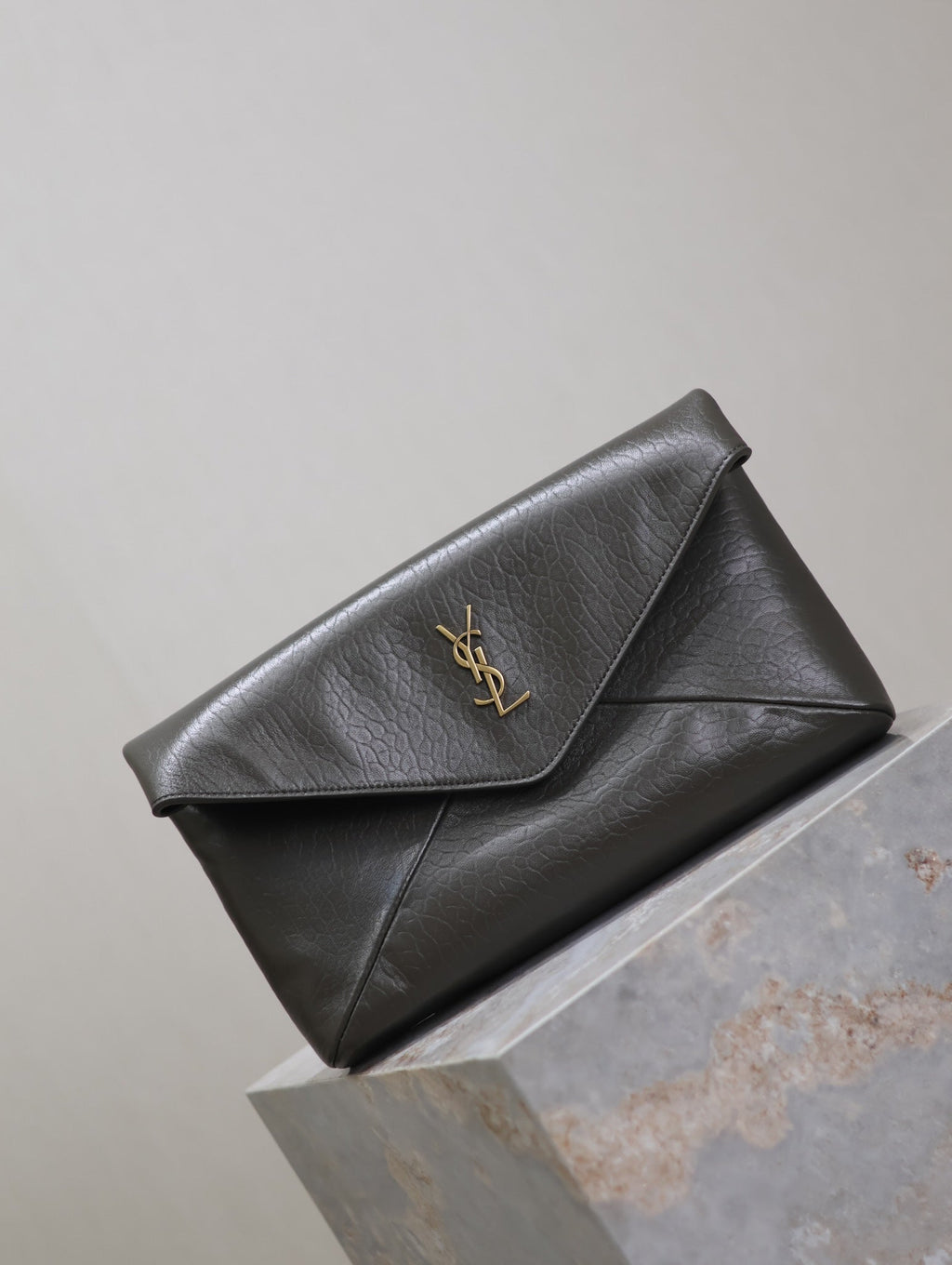 ENVELOPE CLUTCH 29 IN KOMBU GREEN LAMBSKOTLEDER KUPFERLOGO