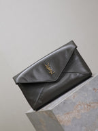 ENVELOPE CLUTCH 29 IN KOMBU GREEN LAMBSKOTLEDER KUPFERLOGO