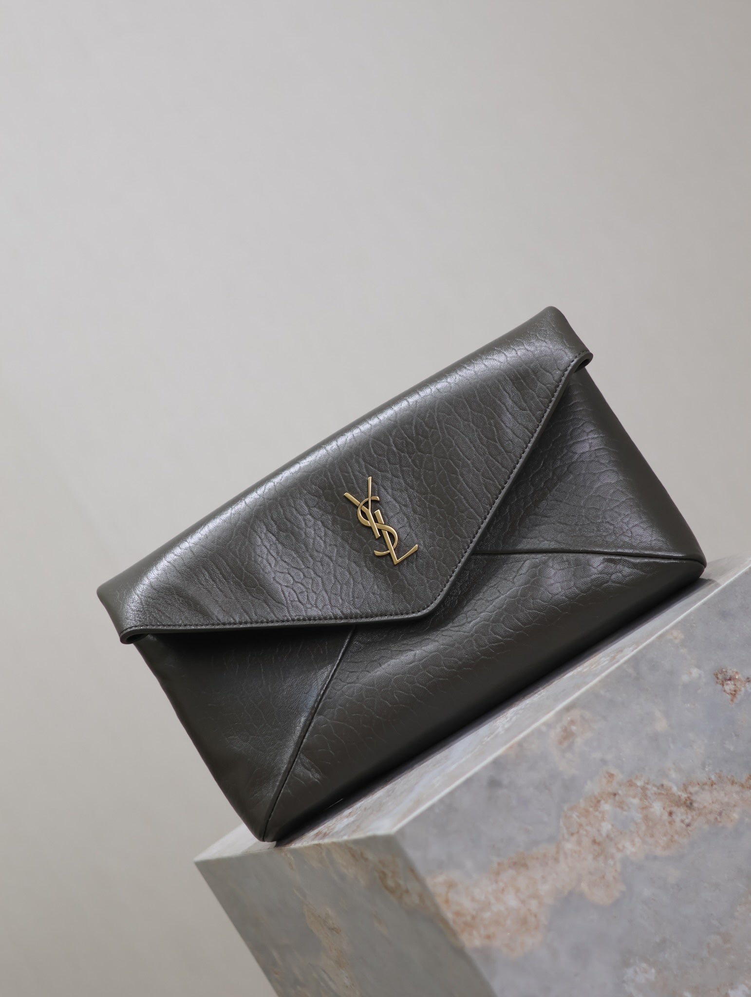 ENVELOPE CLUTCH 29 IN KOMBU GREEN LAMBSKOTLEDER KUPFERLOGO