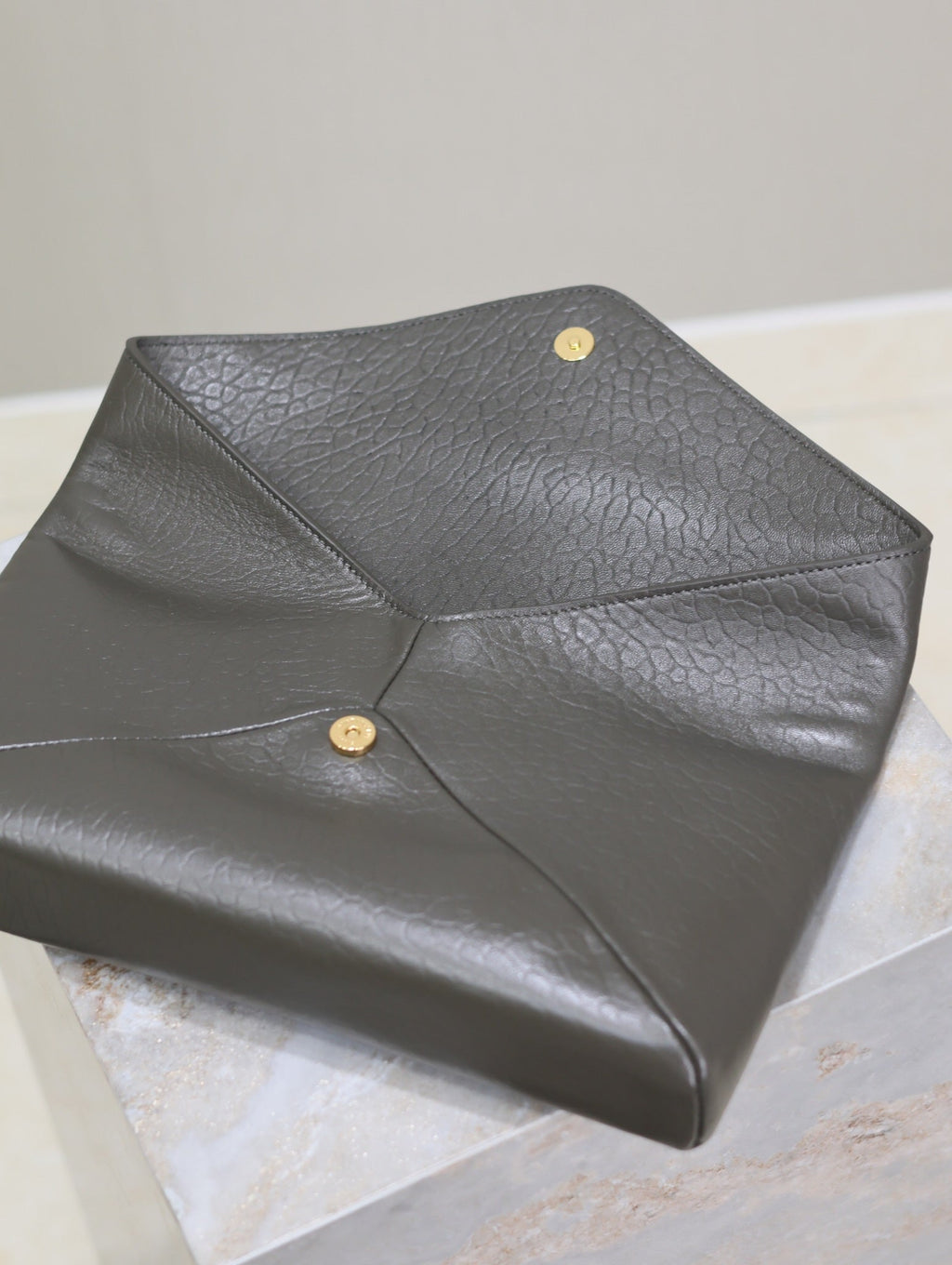 ENVELOPE CLUTCH 29 IN KOMBU GREEN LAMBSKOTLEDER KUPFERLOGO