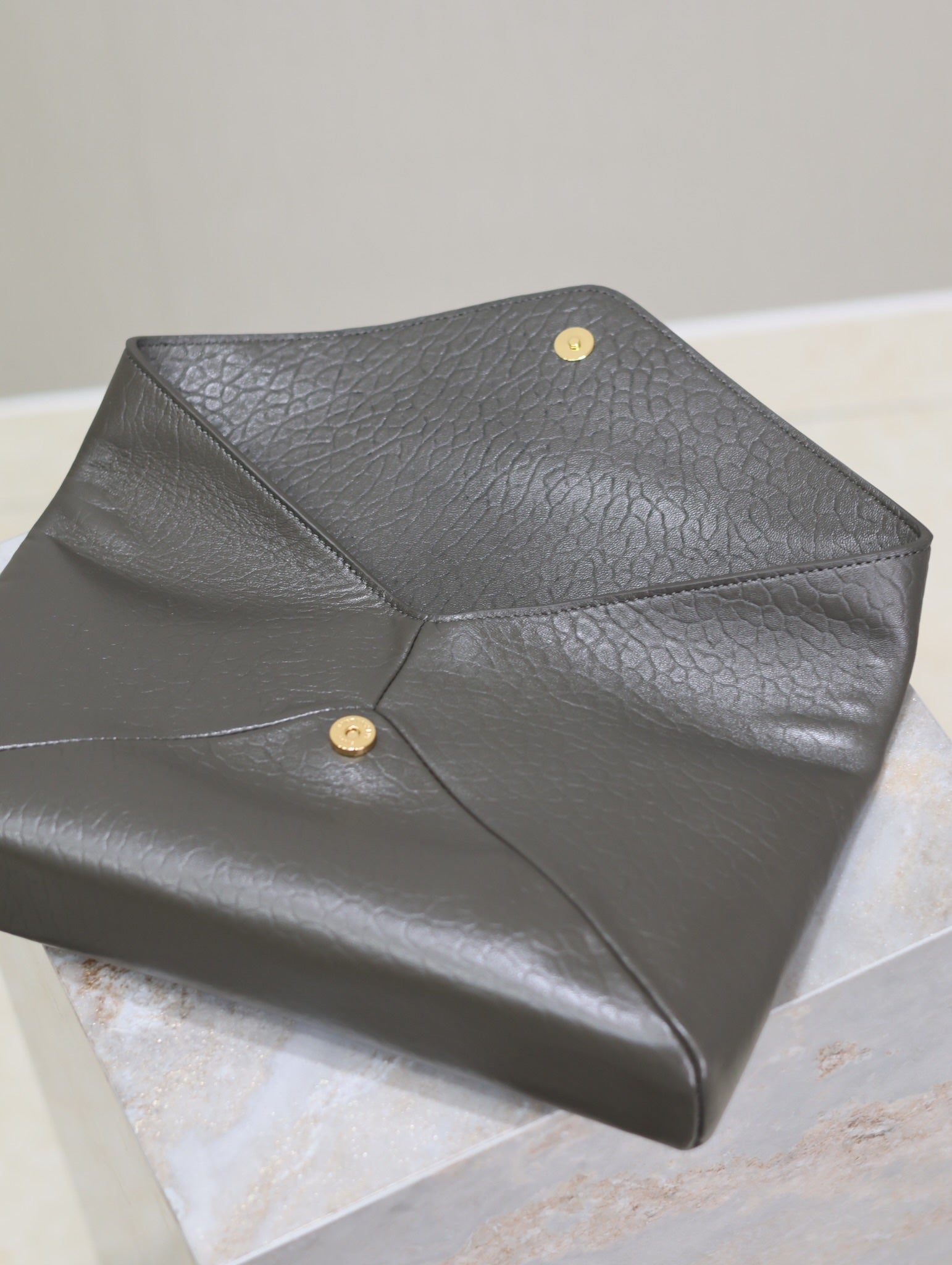 ENVELOPE CLUTCH 29 IN KOMBU GREEN LAMBSKOTLEDER KUPFERLOGO