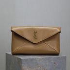 ENVELOPE CLUTCH 29 IN ERDIGEM GELBEN LAMMLEDER MIT KUPFERLOGO