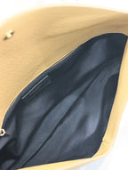 ENVELOPE CLUTCH 29 IN ERDIGEM GELBEN LAMMLEDER MIT KUPFERLOGO