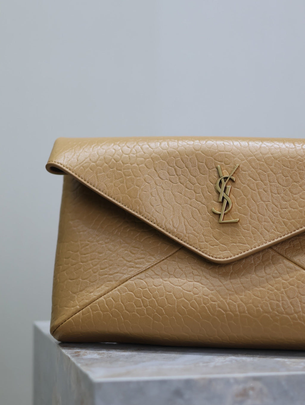 ENVELOPE CLUTCH 29 IN ERDIGEM GELBEN LAMMLEDER MIT KUPFERLOGO