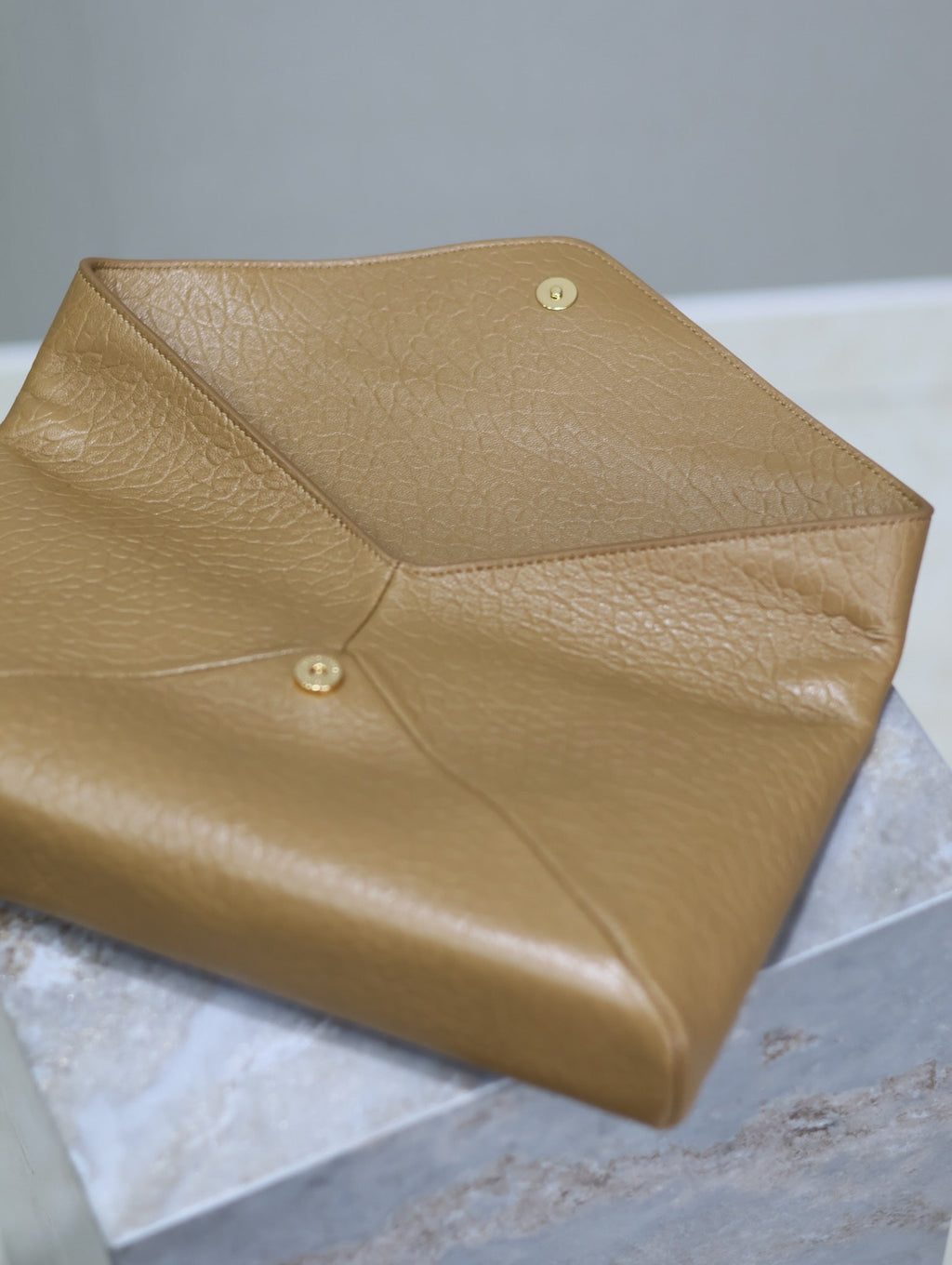 ENVELOPE CLUTCH 29 IN ERDIGEM GELBEN LAMMLEDER MIT KUPFERLOGO