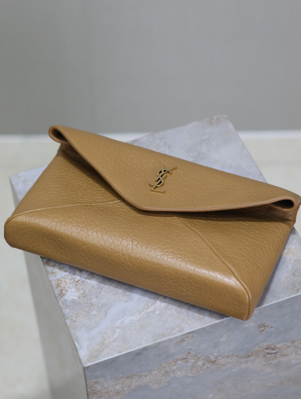 ENVELOPE CLUTCH 29 IN ERDIGEM GELBEN LAMMLEDER MIT KUPFERLOGO