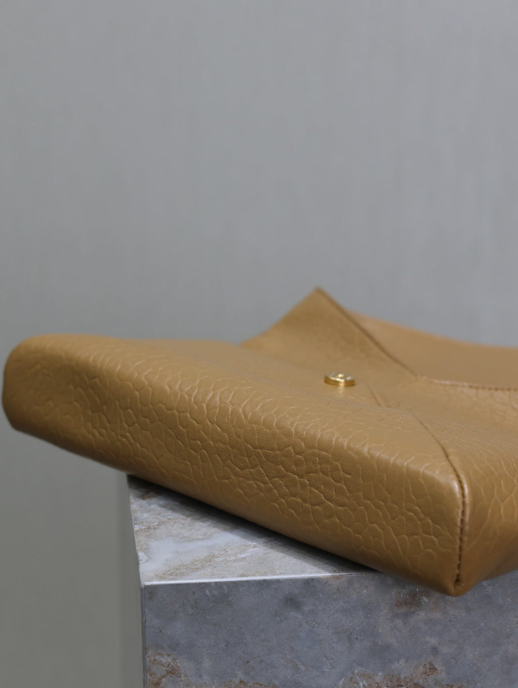 ENVELOPE CLUTCH 29 IN ERDIGEM GELBEN LAMMLEDER MIT KUPFERLOGO