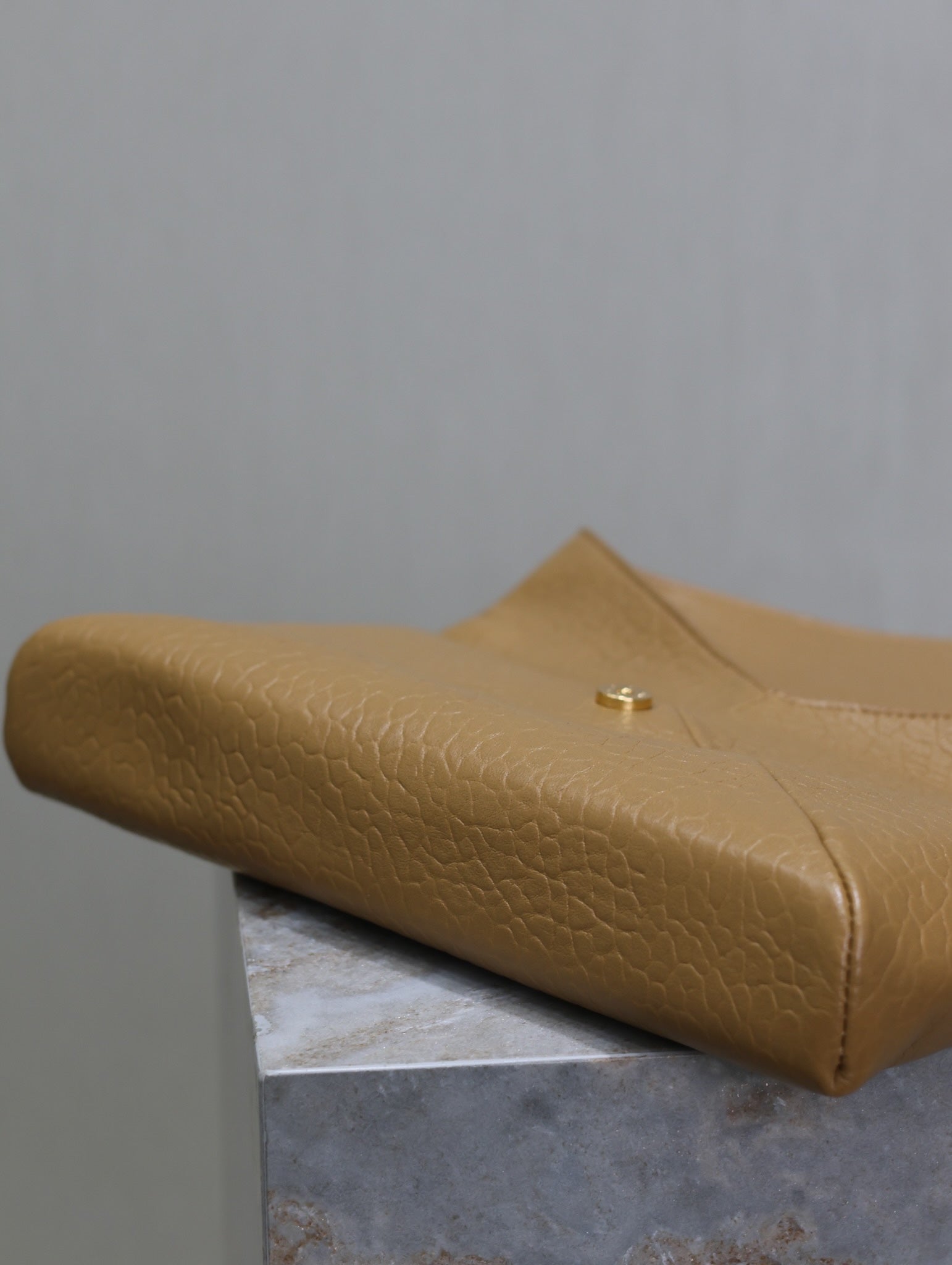 ENVELOPE CLUTCH 29 IN ERDIGEM GELBEN LAMMLEDER MIT KUPFERLOGO