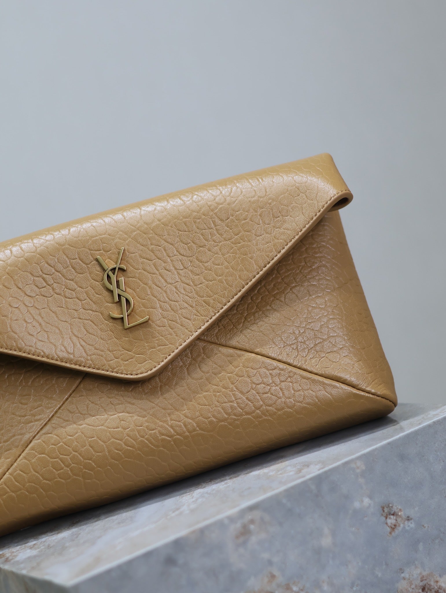 ENVELOPE CLUTCH 29 IN ERDIGEM GELBEN LAMMLEDER MIT KUPFERLOGO