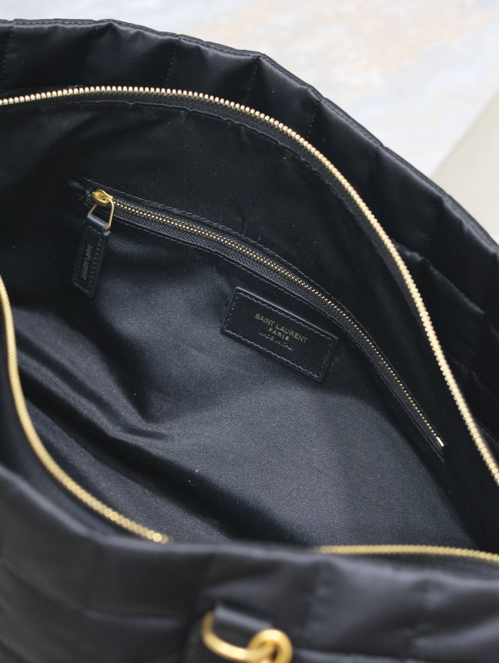 REISETASCHE 42 IN SCHWARZEM NYLON UND LEDERBESCHLÄGEN GOLDENE BESCHLÄGE