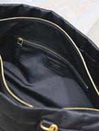 REISETASCHE 42 IN SCHWARZEM NYLON UND LEDERBESCHLÄGEN GOLDENE BESCHLÄGE