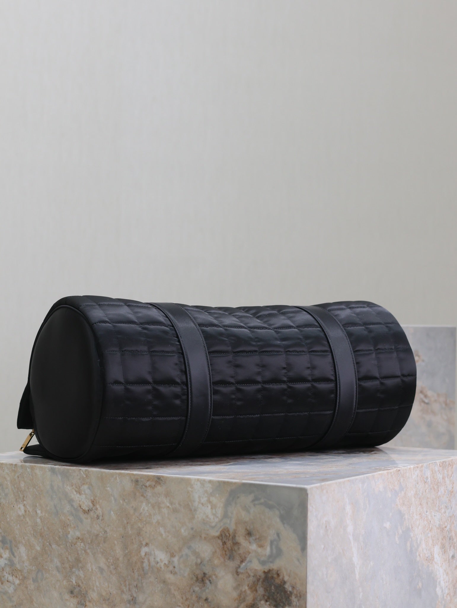 REISETASCHE 42 IN SCHWARZEM NYLON UND LEDERBESCHLÄGEN GOLDENE BESCHLÄGE