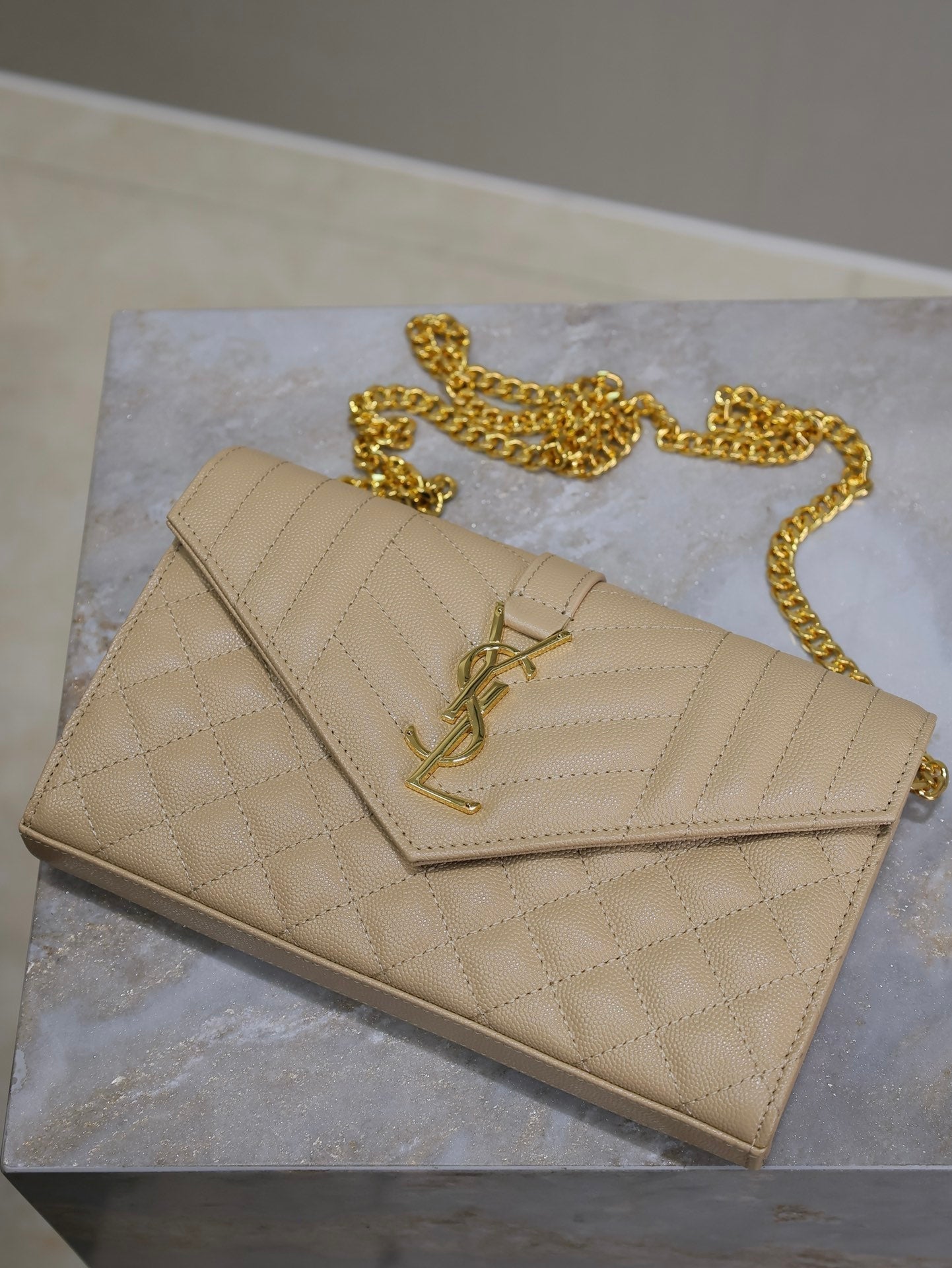 Umschlagtasche mit Kette, 22 Zoll, Sepiabraun, Lammleder, Goldbeschläge