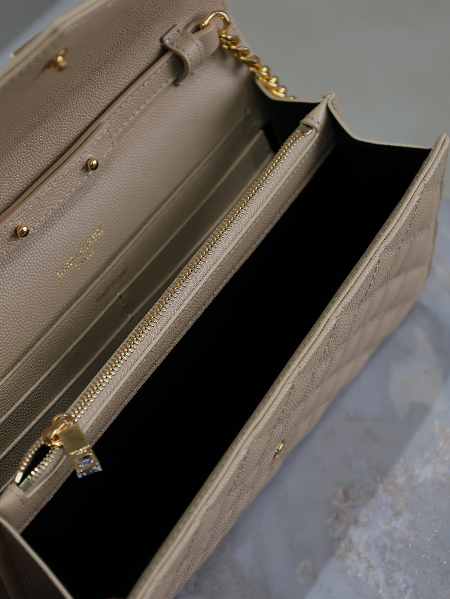 Umschlagtasche mit Kette, 22 Zoll, Sepiabraun, Lammleder, Goldbeschläge